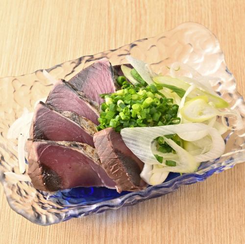 Seared bonito covered with green onions