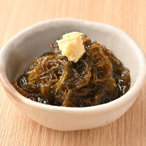 Refreshing vinegared mozuku seaweed