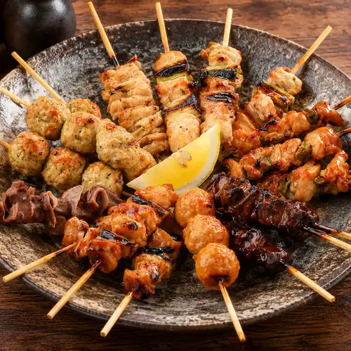 丁寧な火入れで旨みを引き出した自慢の焼き鳥。