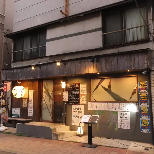 昔ながらの趣を残した外観は、街並みに自然と溶け込む佇まい。暖かな灯りと和の雰囲気が目印で、初めてでも入りやすい印象です。仕事帰りの一杯から特別な日の食事まで、ふと立ち寄りたくなる隠れ家的焼肉店です。