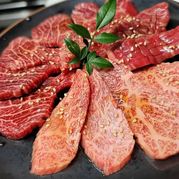 部位ごとの旨さを極めた 厳選黒毛和牛焼肉の競演
