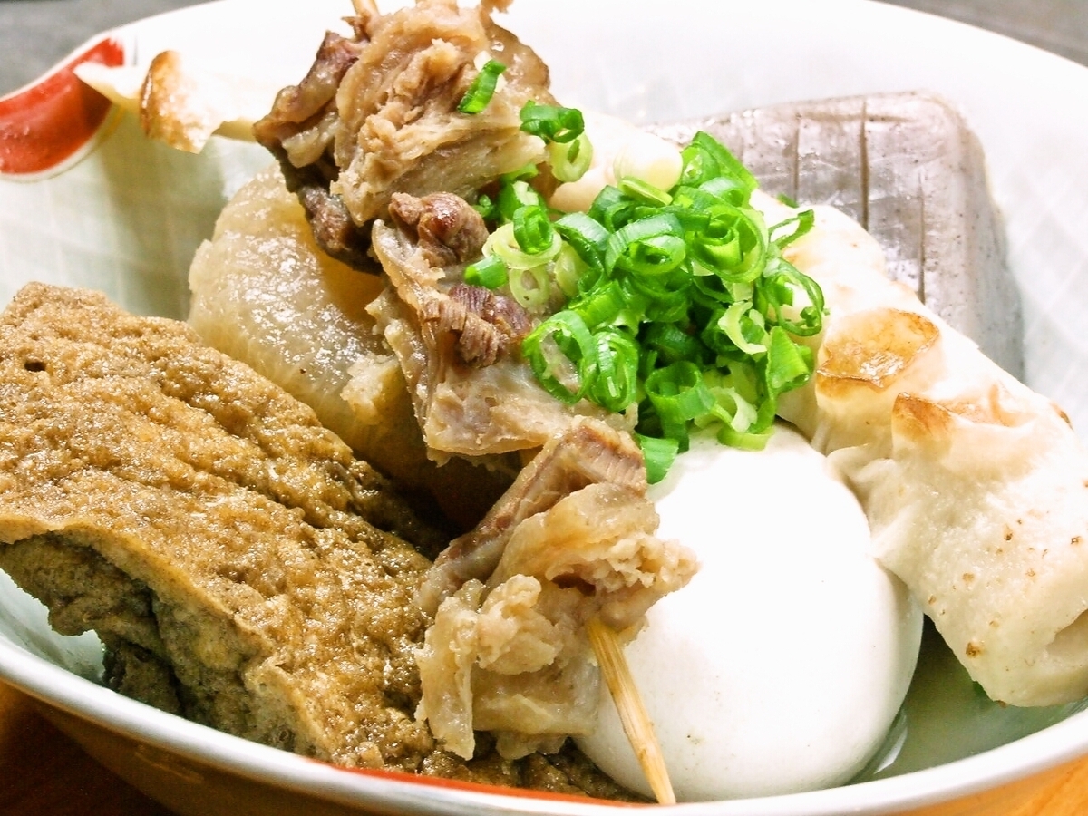 姬路当地特色菜：姬路关东煮（日式炖菜）和明石烧（章鱼烧），佐以姜汁酱油！