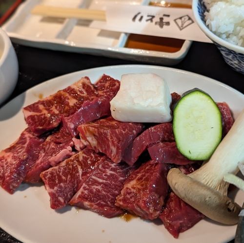 超级美味的裙边牛排烤肉午餐