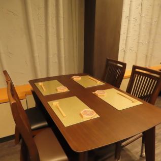2名様～4名様でご利用いただけるテーブル席です。テーブルを移動させることで大人数のお客様のお席としてご用意することもできます◎