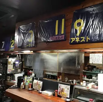 カウンター5席御座います。