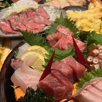 【¥5000】滿意套餐◆8道菜，包括5件刺身拼盤和自製烤牛肉，暢飲！
