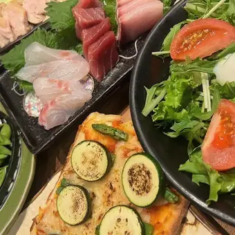 午餐 [¥4,000] 休閒套餐 ◆ 共 7 道菜，包括 3 道菜的刺身拼盤和用紅醋製成的蔥金槍魚捲。