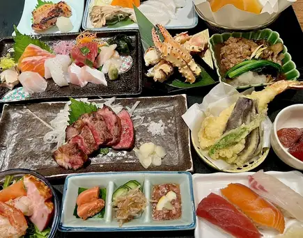 年末派对特别怀石料理套餐，包含巨型虾、A5级和牛、帝王蟹！共11道菜，含畅饮，10000日元。