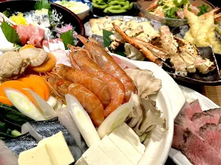 年终派对。人气套餐，包含大虾、A5级日本黑毛牛肉和帝王蟹！共9道菜，含无限畅饮，价格为6000日元。