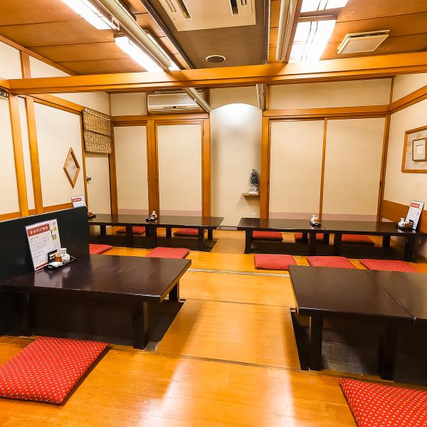 【最大30名様まで対応可能】足を伸ばしてリラックスできる、広々とした座敷席。和の趣を感じる座敷席は、仕切りを外すことで最大30名様までの大型宴会にも対応可能です。掘りごたつ席もあるため、長時間座っていても疲れにくく、ご年配の方からお子様まで快適にお過ごしいただけます。