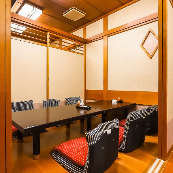 【プライベート空間を確保】人数に合わせて調整自在！使い勝手抜群の「半個室」 ふすまの仕切りを調整することで、少人数から中規模の集まりまで対応可能な半個室をご用意しております。周囲の視線を気にせず、プライベートな空間でゆっくりとお食事や会話を楽しめるのが魅力。用途に合わせて柔軟にご利用いただけます。