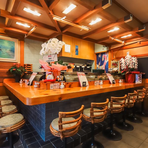 【お一人様も大歓迎！】仕事帰りにふらっと立ち寄れる、温かな「カウンター席」 お一人様でも利用しやすい10席のカウンターは、店主やスタッフとの距離も近く、アットホームな雰囲気が漂います。自分だけの時間を楽しめる特等席です。肩肘張らずに過ごせる空間は、女性一人でも気軽に入りやすいです。