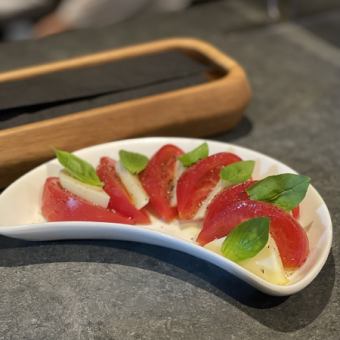 モッツァレラチーズとトマトのカプレーゼ