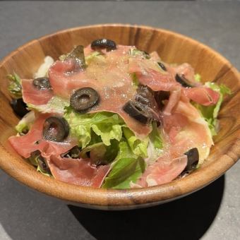 生ハムとブラックオリーブのサラダ
