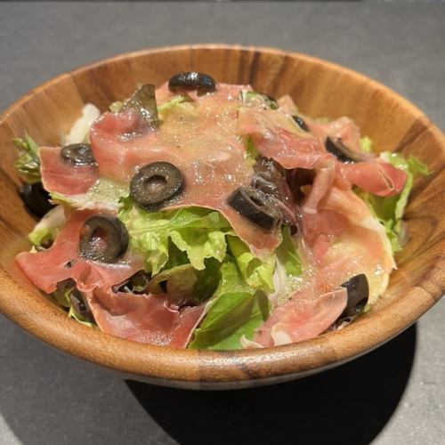 生ハムとブラックオリーブのサラダ