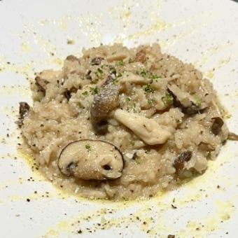 ポルチーニ香るキノコとチーズの白ワインリゾット