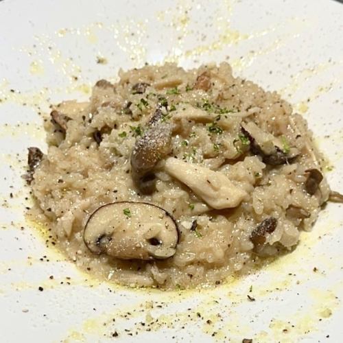 ポルチーニ香るキノコとチーズの白ワインリゾット