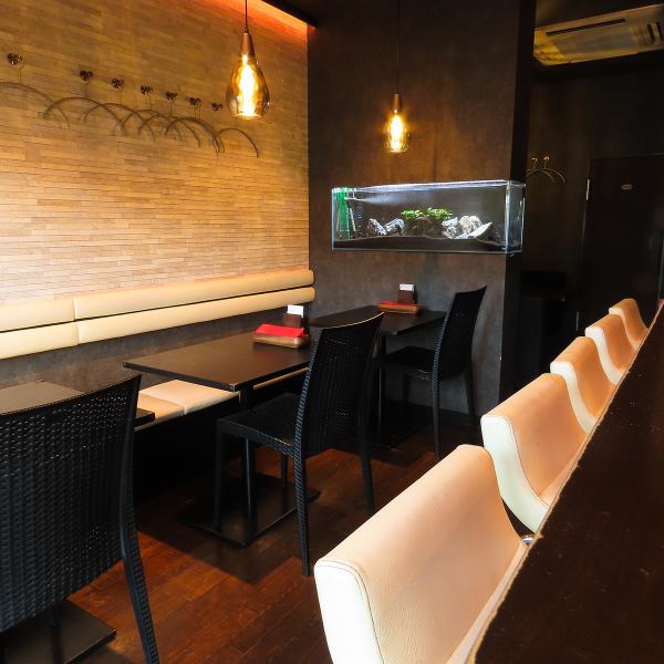 The stylish atmosphere makes it perfect for dates or drinking parties with friends.