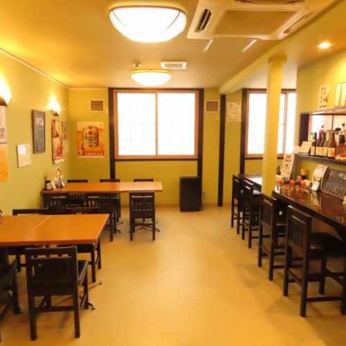 ご友人とのお食事や、飲み歩き途中のもう一軒という場面など、多彩なシーンでお使いいただけるテーブル席です★