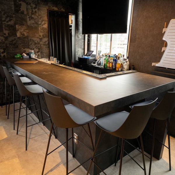 常連客に人気のカウンター席は、ダーツを楽しむのも良し。お酒を楽しむのも良しの空間です！