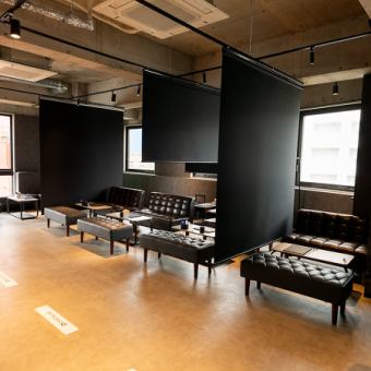 お好きな持ち込み映像を流せるモニター完備しております