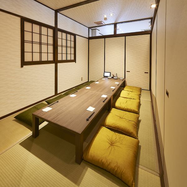 充実した個室席。２階は全席禁煙のおざしきとなっておりますので、小さいお子様連れでも安心してご利用頂けます。また、１階には少人数向けテーブル席を20室以上ご用意。普段づかいから特別な宴席にもお使いいただけます。また、コース料理も幅広くご用意しているので、お客様に最適な宴会をご用意させていただきます。