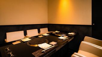 The table seats near the window in the store are semi-private rooms that are partitioned.Since it can seat up to 6 people, it is ideal for family and face-to-face meetings.It's fun to get drunk with sake while tasting the carefully selected ingredients of the season.Please spend a blissful time with your loved one.