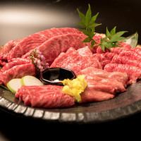【8,800日元含税套餐/共10道菜品，可以享用黑牛舌、炸肉排、严选部位的套餐】