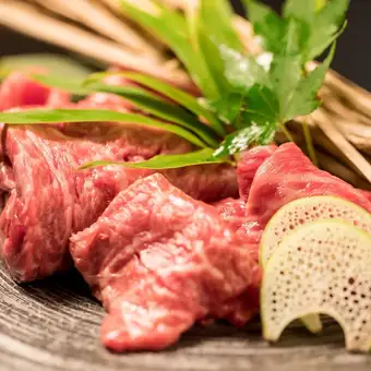 【飲み放題コース】二時間の飲み放題と共に雌牛の様々な部位を堪能できるコース