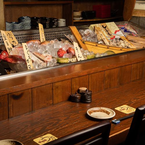 目の前に厳選食材がずらり！！特等席の炉端カウンター♪