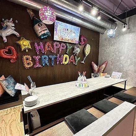 誕生日や記念日には是非当店へ！事前にご相談いただければ店内に装飾をして、サプライズが大好きなスタッフが一緒にお祝いいたします！カフェのようなおしゃれな店内でゲストに喜ばれること間違いなし★またお料理は沖縄料理だけでなく、揚げ物や逸品料理など種類豊富にご用意しております。