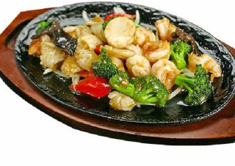 Stir-fried seafood on an iron plate, etc.