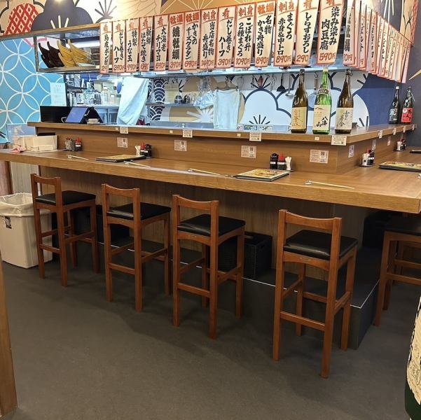 【人気のカウンター席も♪】漁港から直送、生産者様から直送いただく鮮度抜群の海鮮をメインに、スピードメニューや一品料理、揚げ物や丼物まで幅広くご用意しております!カウンター席は全8席、おひとり様のサク飲みや大人デートのご利用にもぴったりなお席です♪