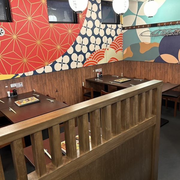 【ちょっとしたお集まりにも当店が便利!】4名掛けのテーブル席は、ちょっとしたお集まりや飲み会に最適◎活きの良い海鮮をいただきながらお酒を傾け、賑やかなひとときをお過ごしいただけます♪リーズナブルな価格で贅沢な逸品を楽しめる「酒ト肴」へ、ぜひご来店ください♪