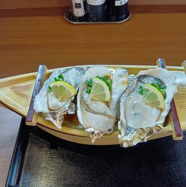 大粒の生牡蠣は生産者様から直送!名物【かき舟盛り】で、牡蠣の旨味をご堪能ください♪