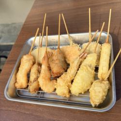 갓 튀겨! 튀김 꼬치 & 꼬치 커틀릿의 호화 12 개 모듬