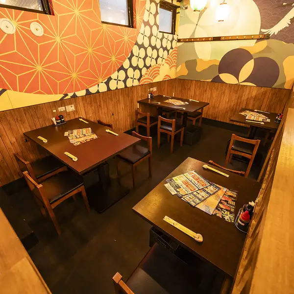 【ちょっとしたお集まりにも当店が便利！】4名掛けのテーブル席は、ちょっとしたお集まりや飲み会に最適◎活きの良い海鮮をいただきながらお酒を傾け、賑やかなひとときをお過ごしいただけます♪リーズナブルな価格で贅沢な逸品を楽しめる「酒ト肴」へ、ぜひご来店ください♪