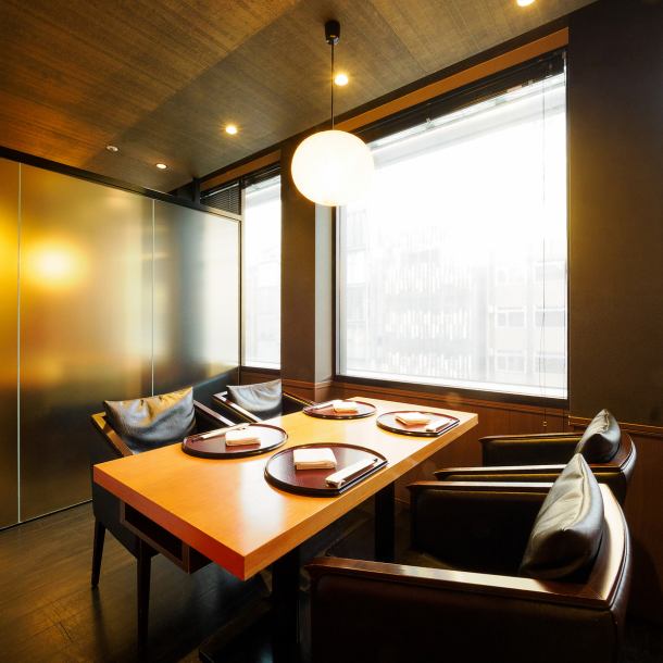 A semi-private room by the window facing Ginza Chuo-dori.It can accommodate 2 to 4 people.