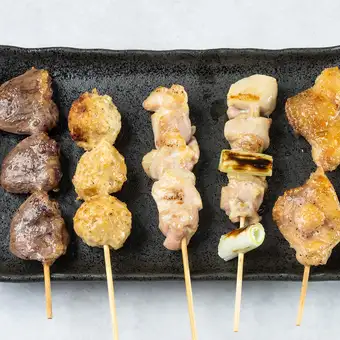 一組 5 串烤雞串 [蔥味、鳥味、樹根味、心味、川味各 1 串]