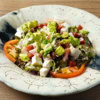 鮪魚、酪梨和豆腐芝麻沙拉