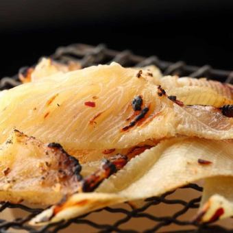 桌上擺著烤鰩魚鰭