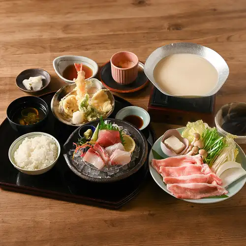 【秘伝の濃厚な豆乳出汁を日吉豚と共に】お造りと天婦羅、日吉豚の豆乳鍋御膳