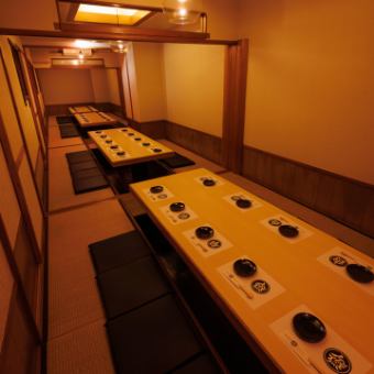 大人数の宴会にも対応可能なお座敷個室！仕切りを外して横並びでゆったり座れるので、歓送迎会や打ち上げ、会社の宴会に最適！どこに座っても顔が見渡せる配置で盛り上がりやすさも抜群です！※写真は系列店イメージです。