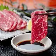 一到店即可舉杯慶祝！我們的「指涉套餐」包含5道菜和無限暢飲，讓您立即享用美食美酒。