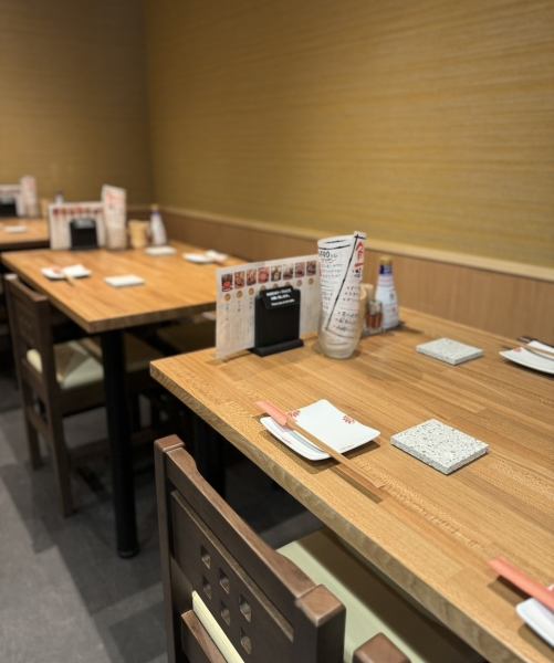 明るく落ち着いた雰囲気の店内でくつろぎのひとときを…♪店内は『木』のぬくもり溢れる落ち着いた雰囲気となっております。ゆっくりおくつろぎいただけるテーブル席でご家族やご友人とのお食事、ご宴会等、様々なシーンにぜひご利用ください！