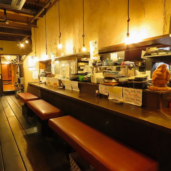 落ち着いた雰囲気のカウンター席は、幅広いシーンに最適です。お一人様や少人数での利用にぴったりで、若い方からご年配の方まで、様々なお客様にご利用いただいています。リラックスした空間で、心ゆくまで料理をお楽しみください。