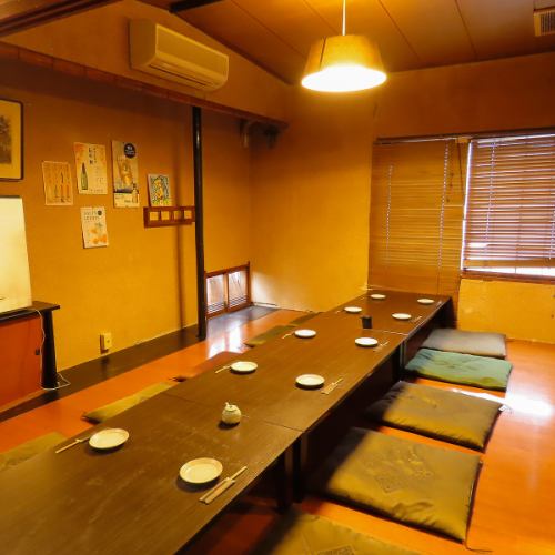 <p>大人数での飲み会や宴会に最適な座敷スペースをご用意しています。最大35名様までご利用いただけるため、会社の宴会や歓送迎会、打ち上げなど様々なシーンに対応可能です。和やかな雰囲気の中で、心ゆくまでお楽しみいただけます。</p>