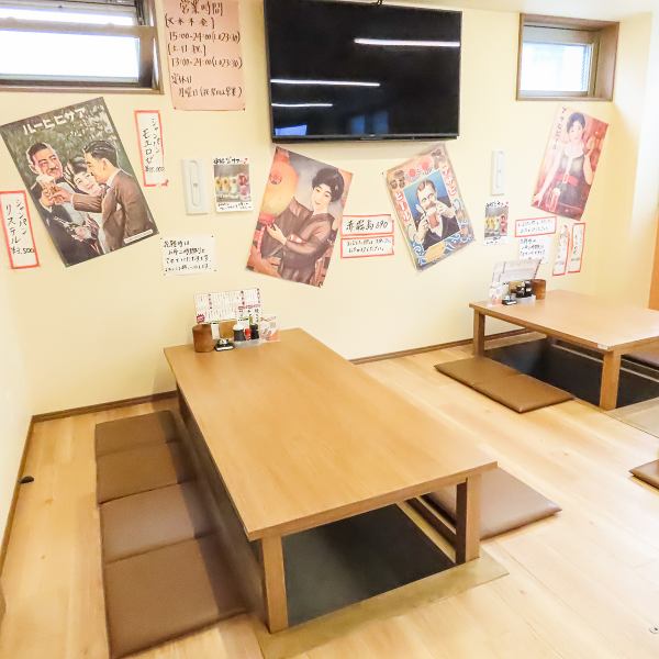 こたつの温もりと椅子の快適さを融合させた掘りごたつ席。足を伸ばしてくつろげるので、ご高齢の方や正座が苦手な方にも優しい造りです。心まで温まる、居心地のよい空間です。