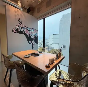 一間豪華私人包廂，窗外可欣賞人居町美麗的夜景。在優雅的環境中，您可以盡情享受頂級日本黑毛和牛與上等葡萄酒的完美搭配。無論是欣賞城市燈光的浪漫夜晚、安靜的交談、商務會議還是家庭週年紀念，我們都會為您打造一個優雅的氛圍，讓您的特別夜晚更加難忘。（一般情況下，至少需要3人預訂，但如果您想預訂2人，請諮詢。）