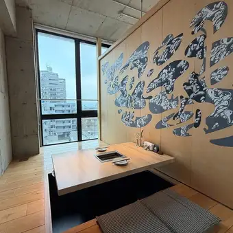 這是一個私密的下沉式高架休息區，脫掉鞋子後，您可以舒適地從腳部放鬆身心。在時尚雅緻的環境中，可以享用精心挑選的「靜岡縣黑毛和牛」和上等清酒，感受高雅的氛圍。這裡是舉辦精緻女性聚會、與朋友享用略顯奢華的晚餐或小型聚會的絕佳場所。